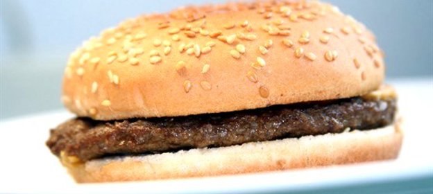 Бургеры из баранины, фаршированные сыром фета с мятой