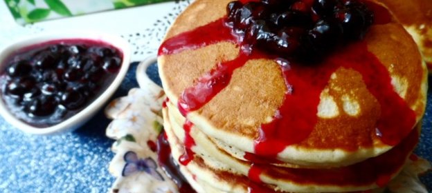 Оладушки с лимонной цедрой,коньяком и чёрносмородиновым джемом.