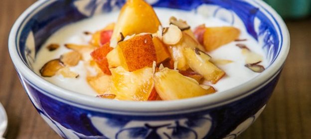 Греческий йогурт с персиками и медом