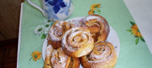 Булочки с вареньем и орехами (вариант)