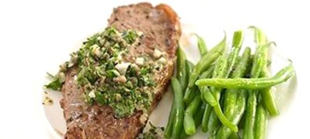 Говяжий стейк с сальсой и фасолью