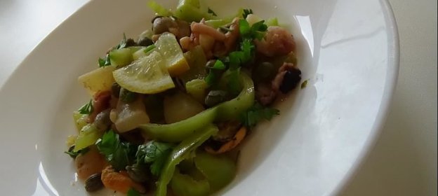 Морской коктейль с болгарским перцем и каперсами