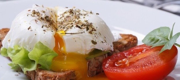 Яйцо пашот на хлебе