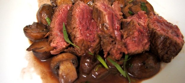 Стейк из говядины с грибным соусом