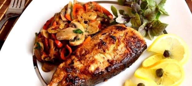 Стейк сома с овощами