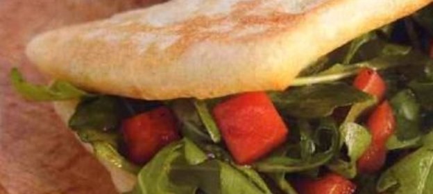 Пицца с помидорами, сыром и рукколой