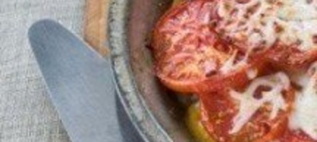 Свинина запеченная под шубой из перцев и помидор.