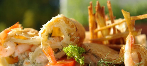 Слоёная морская закуска, лосось и креветки