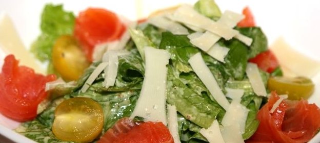 Салат Цезарь с рыбой