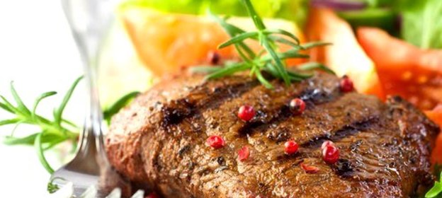 Маринованные в красном вине и розмарине говяжьи стейки