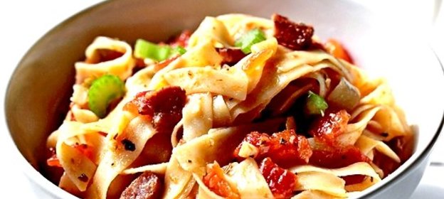 Паста с беконом и томатным соусом