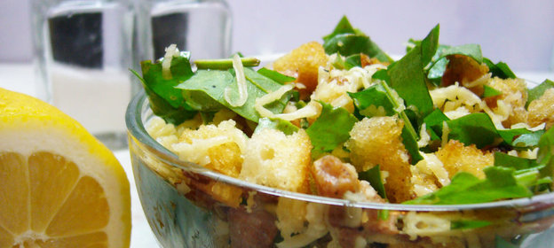 Салат Цезарь с щавелем