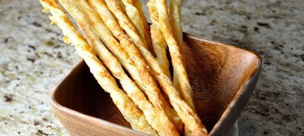 Сырные палочки из слоеного теста