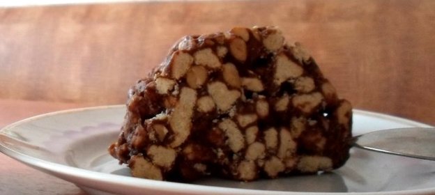 Шоколадная колбаска с печеньем и арахисом