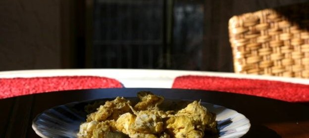 Яичница-болтунья простая