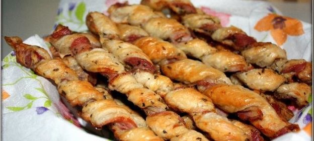 Слоеные палочки с беконом