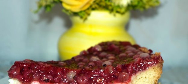 Пирог из песочного теста с творогом и желе