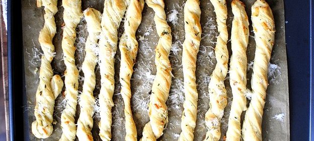 Хлебные палочки с чесноком и сыром