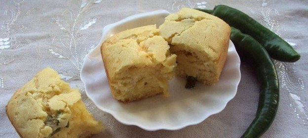 Кукурузный хлеб с сыром и перцем халапеньо