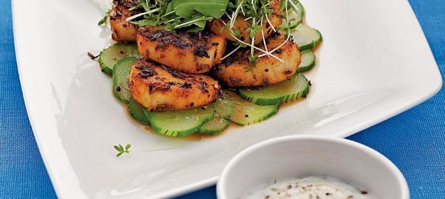 Салат из морских гребешков с огуречным соусом