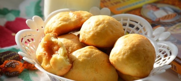 Сдобные булочки с карамельной начинкой