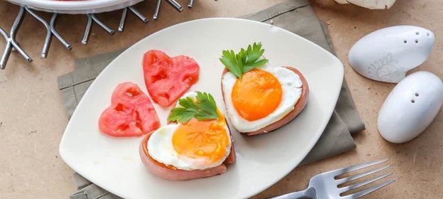Романтический завтрак яичница с сосиской