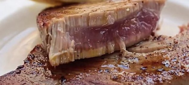 Стейк из тунца на сковороде