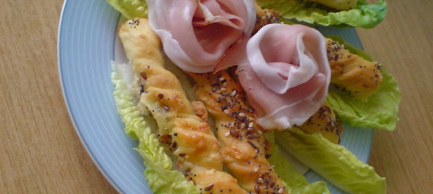 Хлебные палочки с сыром и кунжутом