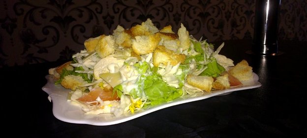 Салат «Цезарь» с пармезаном