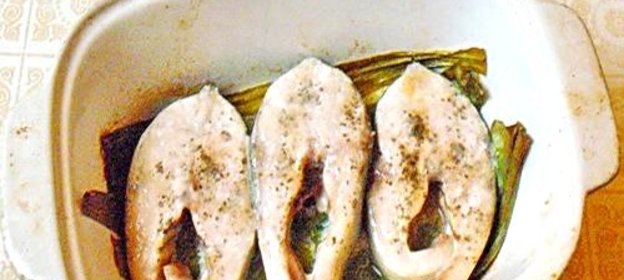 Рыбные стейки на листьях пража