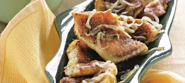 Морской окунь с пюре и луковым соусом