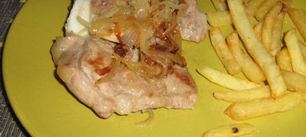 Стейк из телятины с луковым соусом