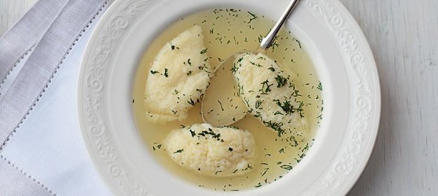 Бульон из цесарки с яичными клецками