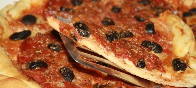 Острая пицца с сыровяленой ветчиной