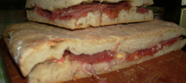 Двойная пицца с хамоном и свежим инжиром