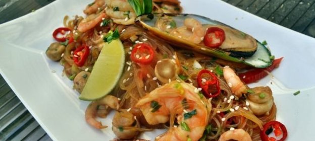 Стеклянная лапша с морепродуктами (Эби кадзукири)