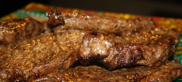 Стейки из мраморной говядины на решетке на мангале