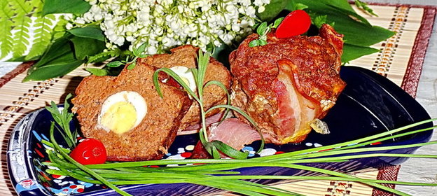 Мясные кексы с чечевичной мукой, перепелиными яйцами и жгучим перцем