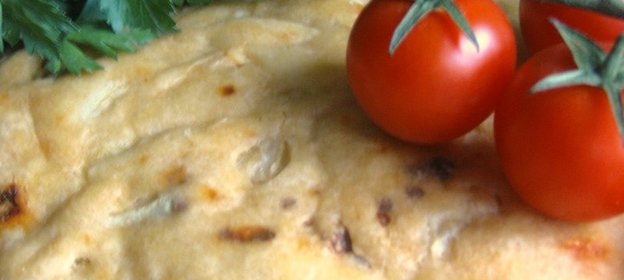 Лепешка с луком и вялеными томатами