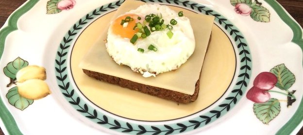 Яичница глазунья на тосте с сыром