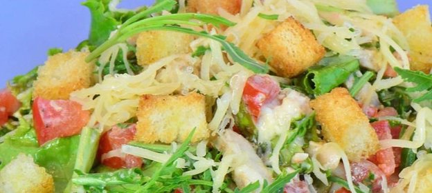 Салат Цезарь с руколой