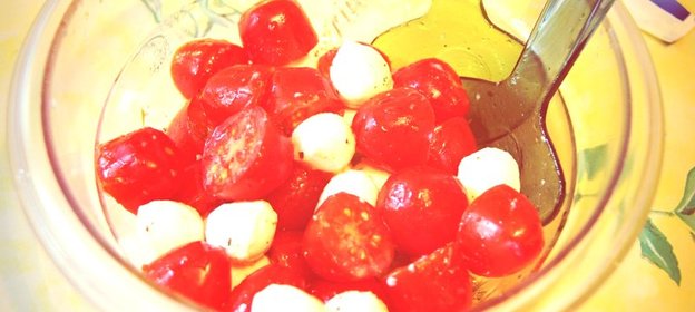 Простой салат из помидоров и феты