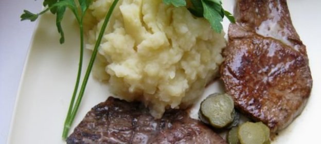 Говяжий стейк, зажаренный на сковороде