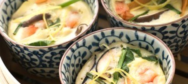 Печеная яичница с креветками в сметанном соусе