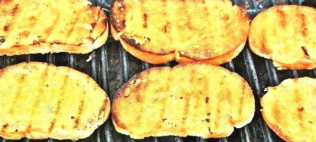 Домашний чесночный хлеб на гриле