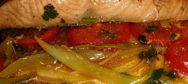 Стейки из семги на помидорах с пореем