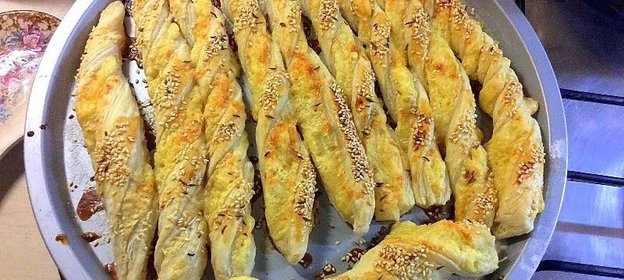 Сырные палочки из слоеного теста