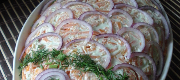 Слоёный салат с красной рыбой,рисом и овощами