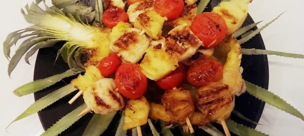 Шашлычки из курицы в лимонном маринаде с ананасом