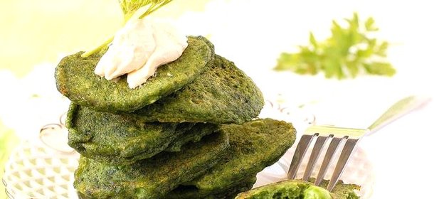 Оладьи со шпинатом и зелёным горошком